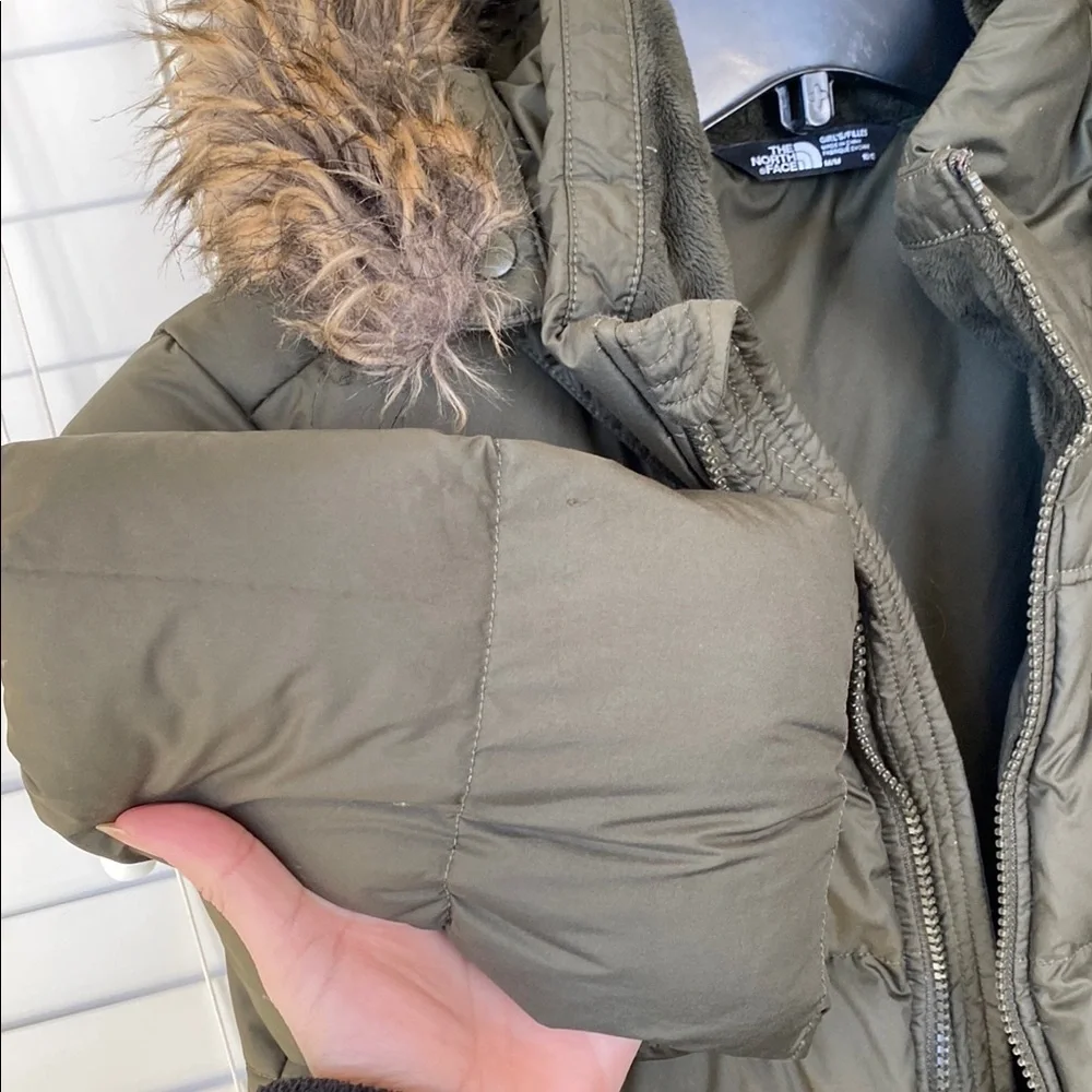 The North Face Girls Gotham 550 Down Green Fur Trim Hooded Puffer Jacket M